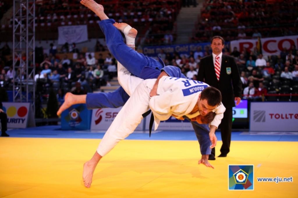 Japans collects two gold medals in Tunis