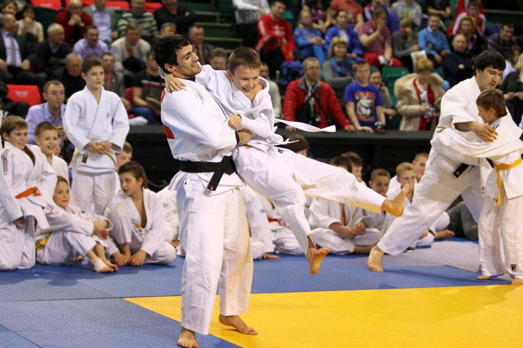 Russian Olympic Champions give masterclass with young judoka