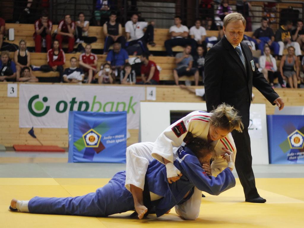 SZABO CLAIMED THE FIRST GOLD MEDAL FOR HOME CROWD AT THE JUNIOR EUROPEAN CUP