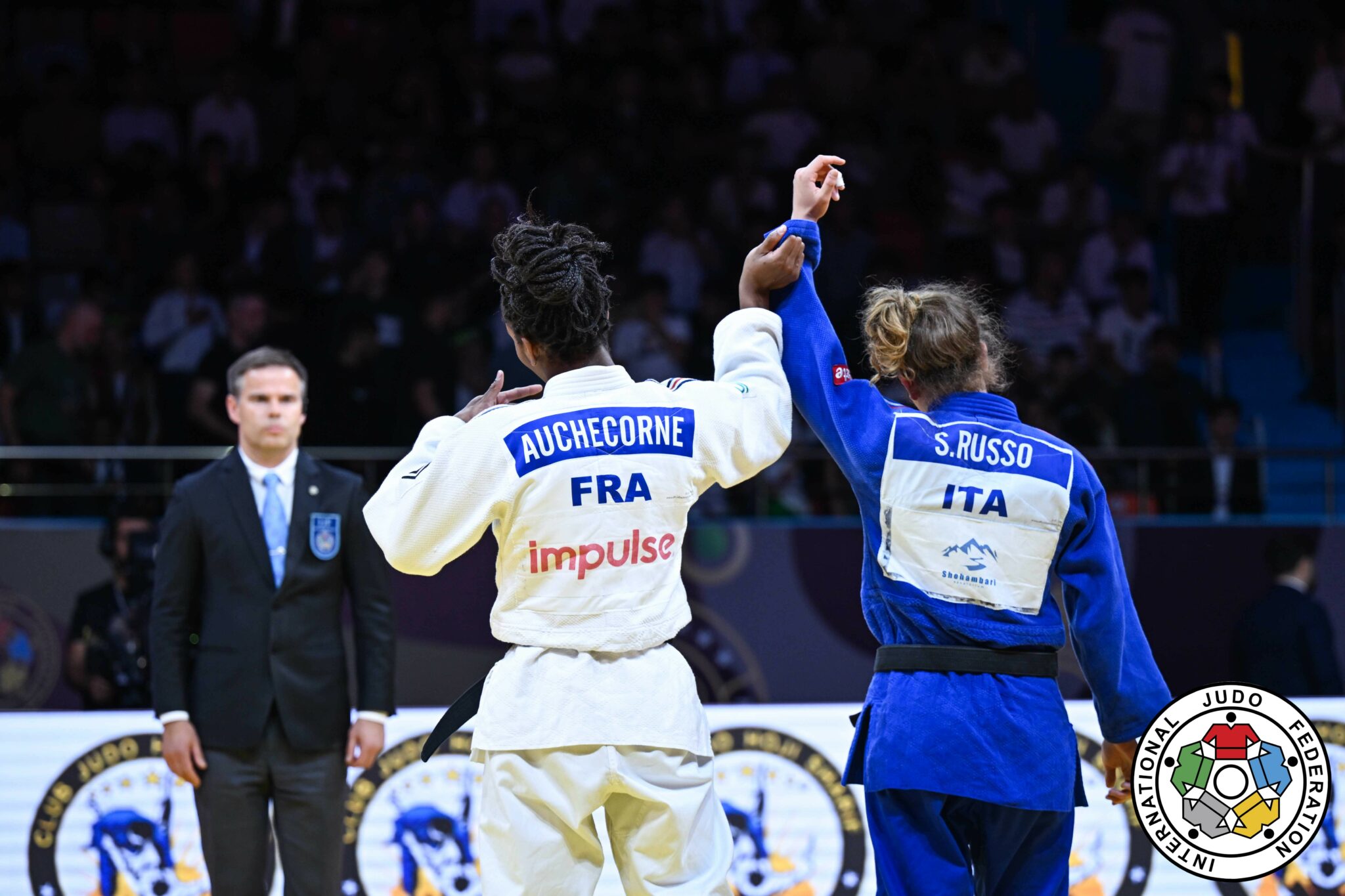 AUCHECORNE DEFENDS WORLD TITLE