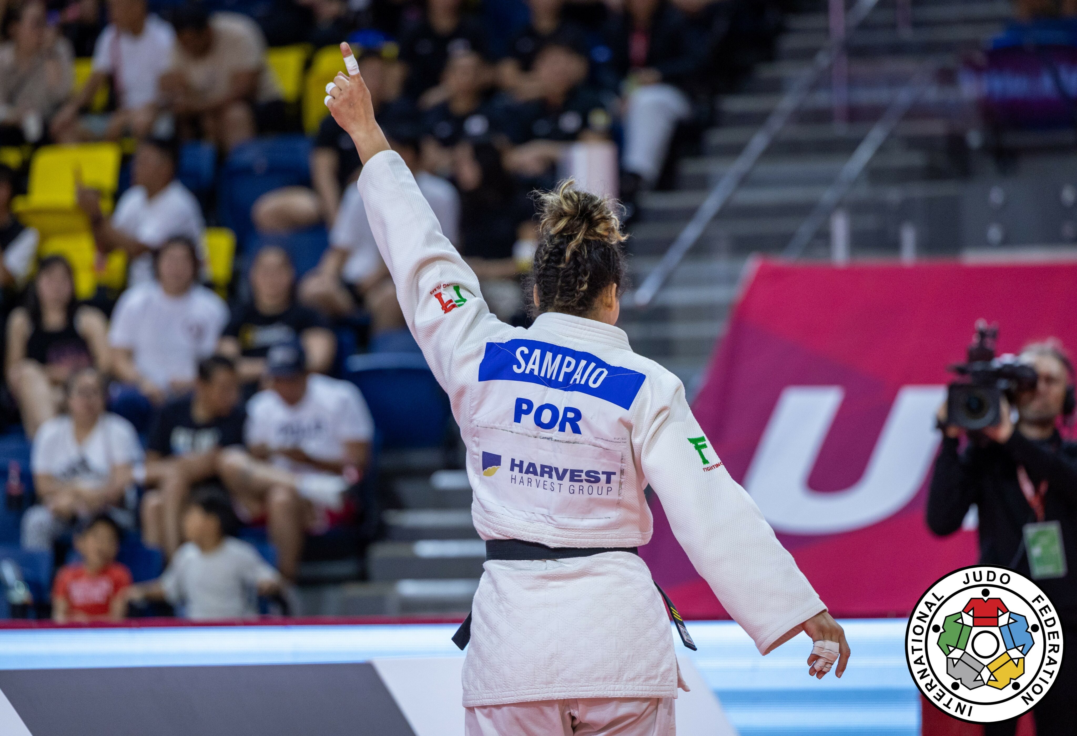 Sampaio Storms To Gold